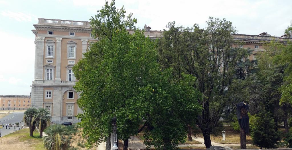 L'Insolita Reggia Caserta Eksteriør bilde